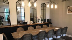 A dining area with a long wooden table, six chairs, and a large mirror above. - VILLA L'ESTUAIRE (Braud-et-Saint-Louis)