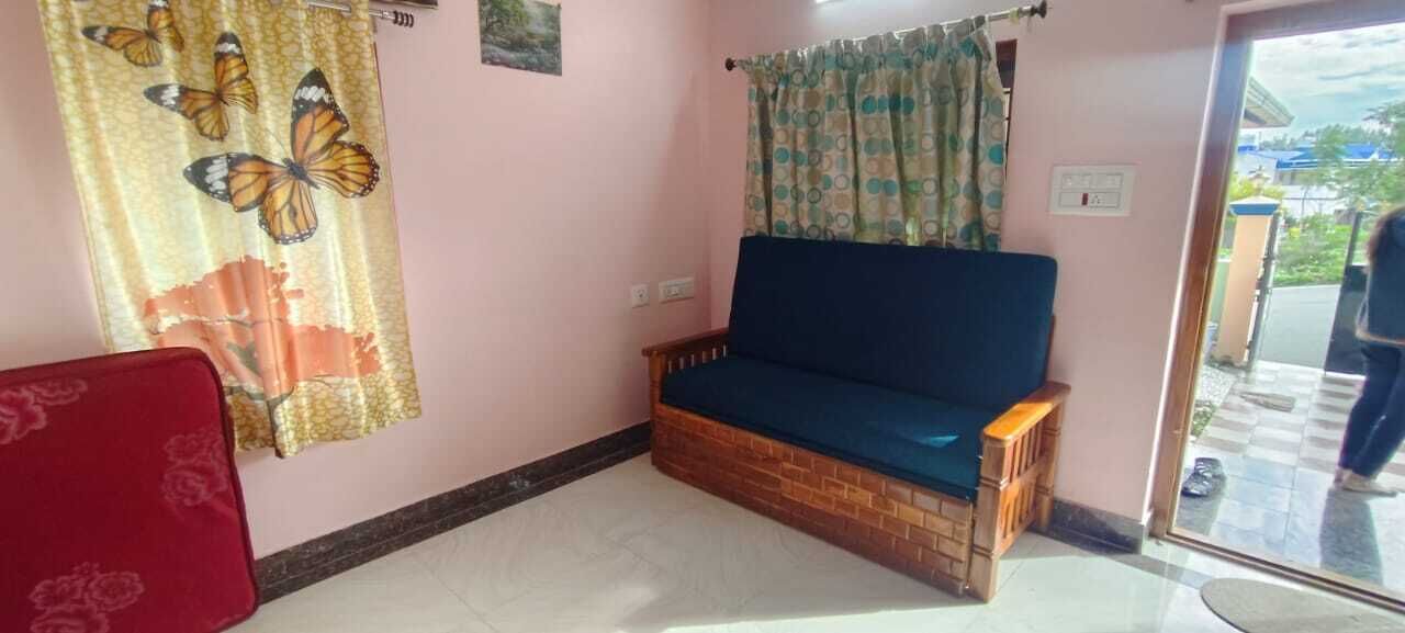 Desk, laptop workspace, soundproofing, free WiFi