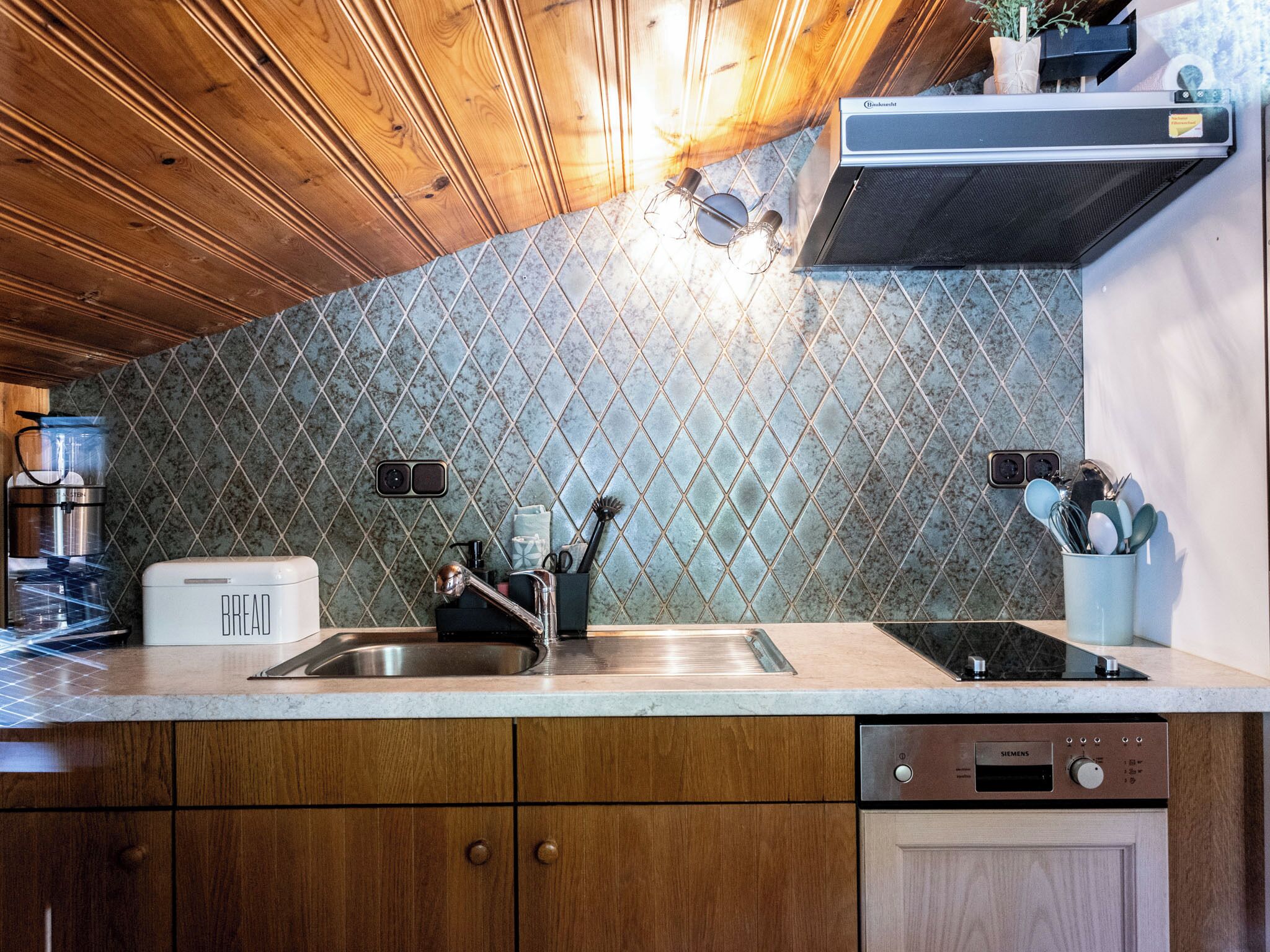 Frigorifero, microonde, piano cottura, lavastoviglie