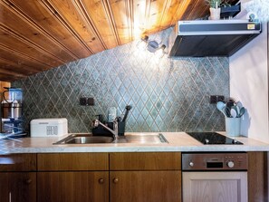 Kühlschrank, Mikrowelle, Herdplatte, Geschirrspüler