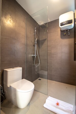 Villa de base | Salle de bain | Douche, serviettes fournies