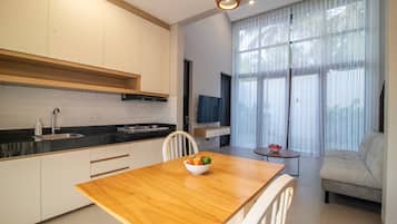 Biệt thự cơ bản | Bếp riêng | Tủ lạnh, lò vi sóng, dụng cụ nấu nướng/bát dĩa/dao nĩa