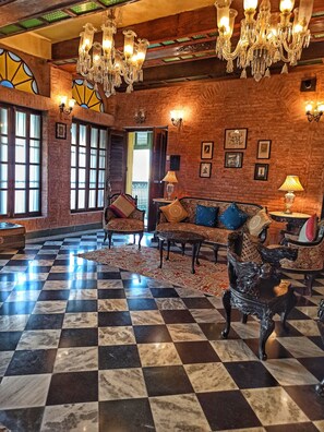 1 habitación, decoración personalizada, muebles diferentes y escritorio