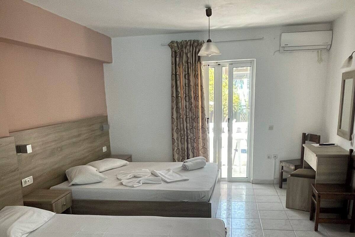 Cortinas blackout, tabla de planchar con plancha y wifi gratis