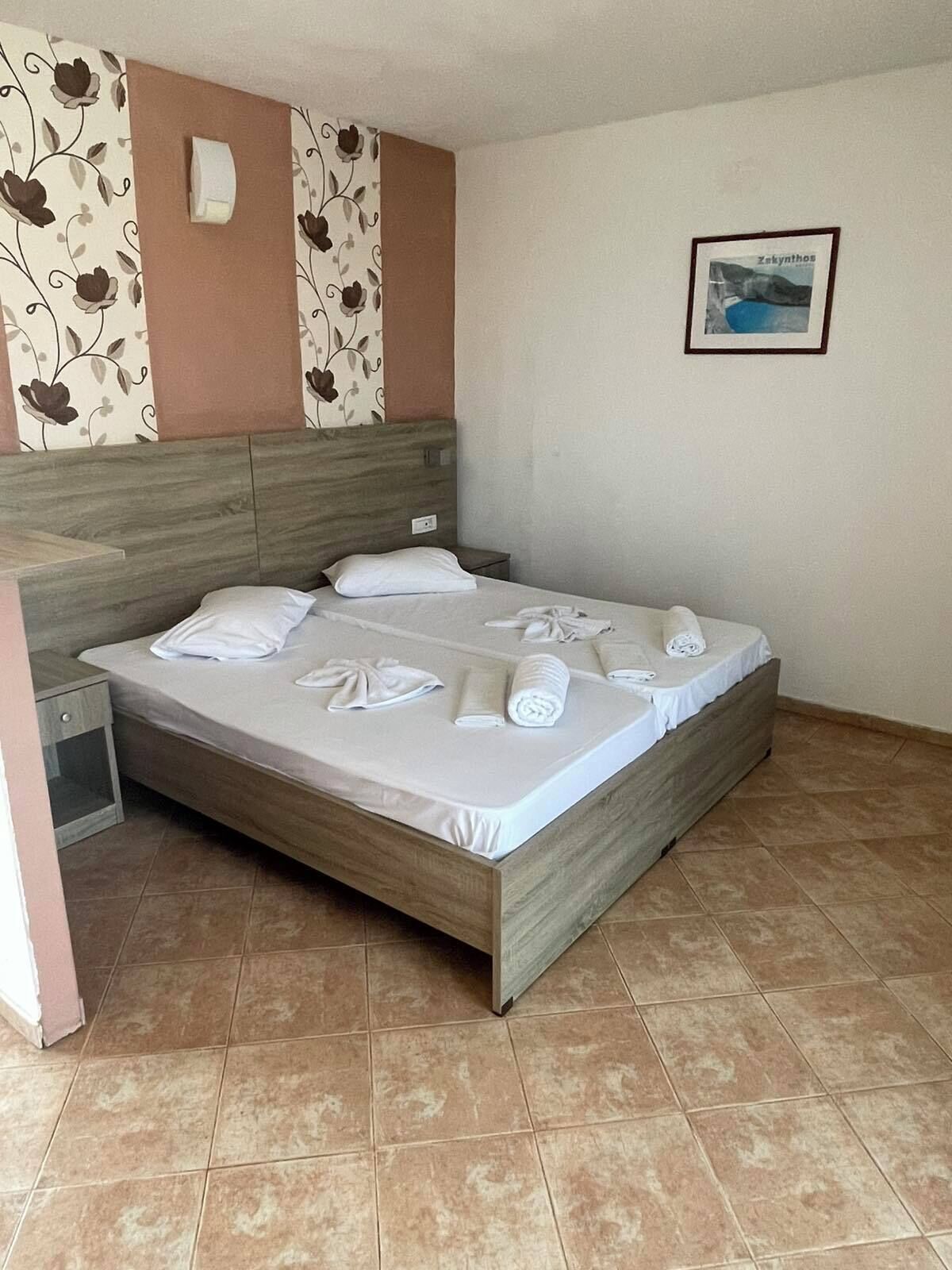 Verduisterende gordijnen, een strijkplank/strijkijzer, gratis wifi