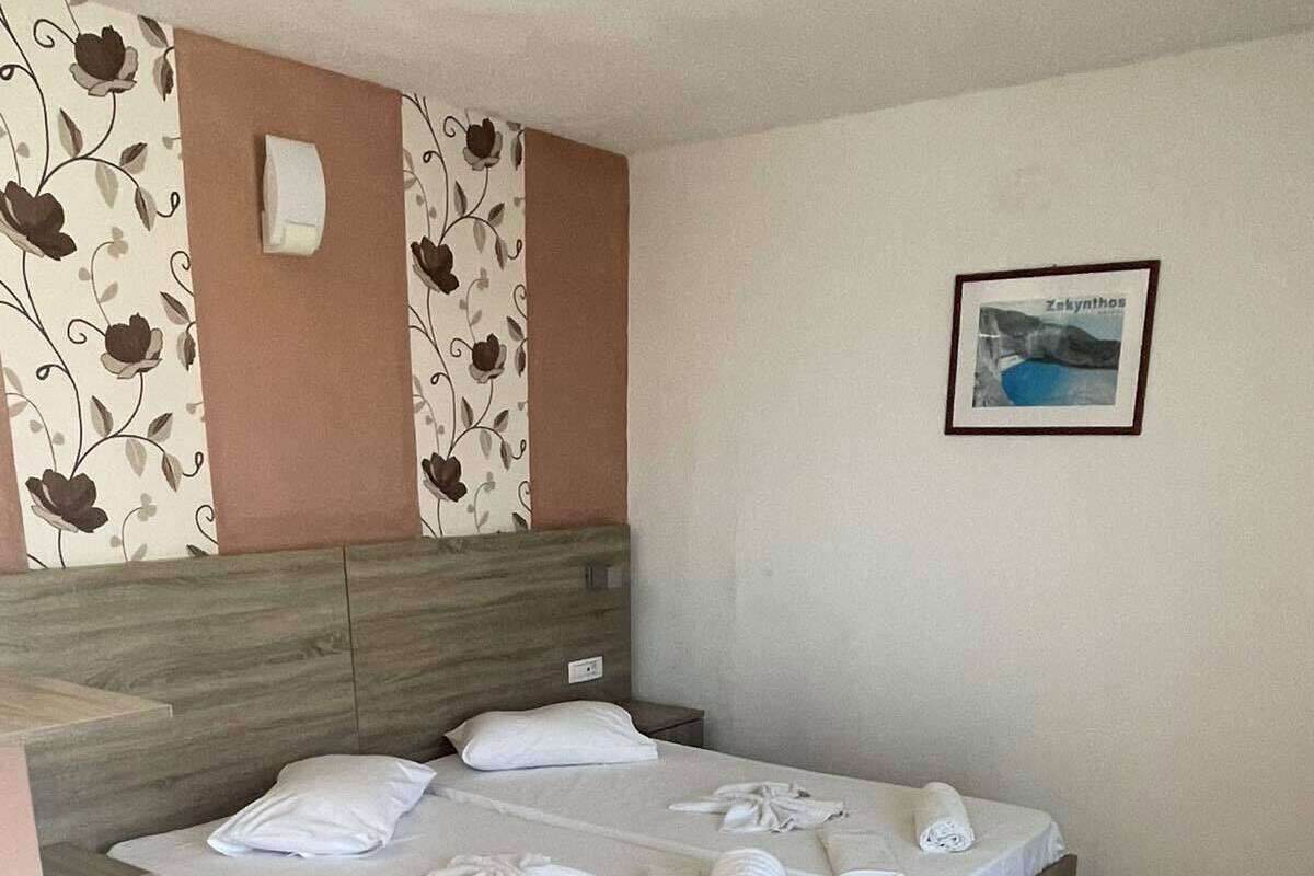 Cortinas blackout, tabla de planchar con plancha y wifi gratis