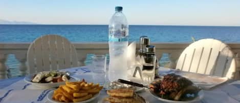 Se sirven desayunos, comidas y cenas con vista a la playa