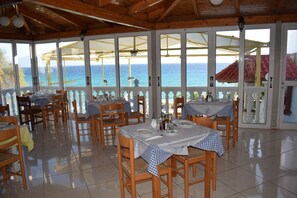 Se sirven desayunos, almuerzos y cenas; con vista a la playa