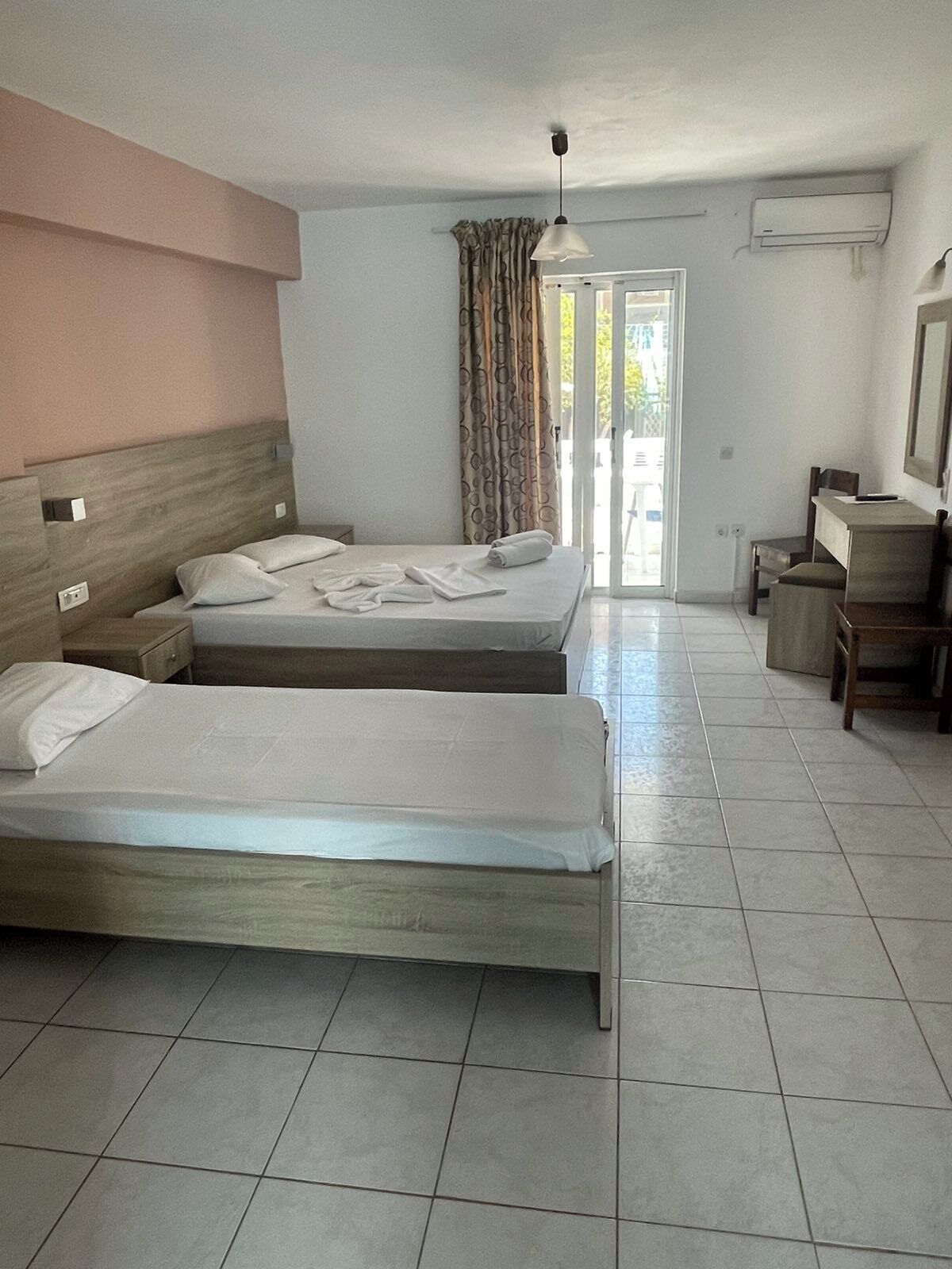 Verduisterende gordijnen, een strijkplank/strijkijzer, gratis wifi