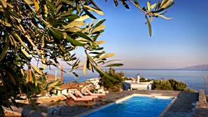 Outdoor pool - Verros Suite: Private Suite in Unique Pool Villa (Kythnos)