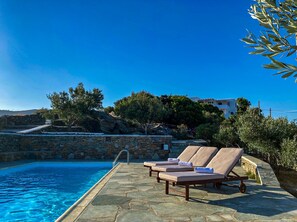 Outdoor pool - Verros Suite: Private Suite in Unique Pool Villa (Kythnos)