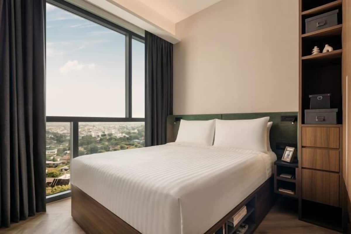In-room safe, soundproofing, iron/ironing board, free WiFi