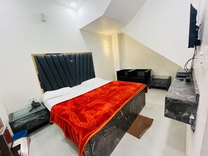 Deluxe Double Room | Soundproofing, free WiFi - Roomshala 152 Hotel Sukoon (New Delhi)