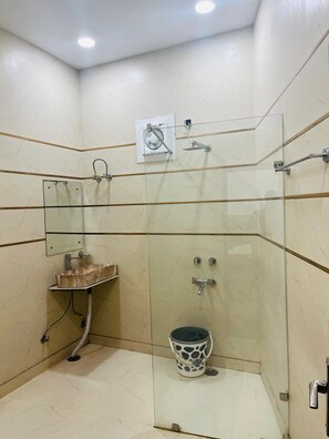Deluxe Double Room | Bathroom | Shower, slippers, towels