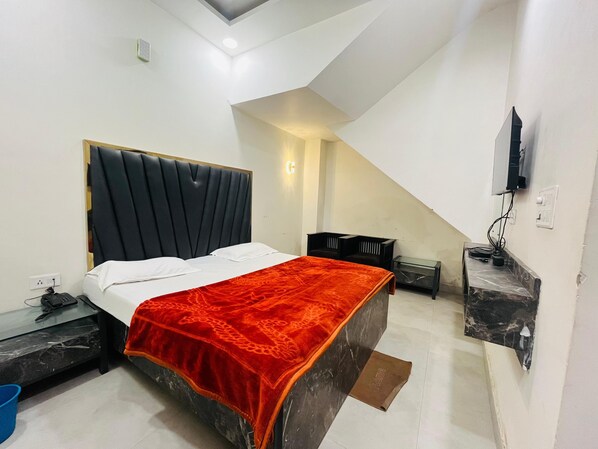 Deluxe Double Room | Soundproofing, free WiFi, bed sheets