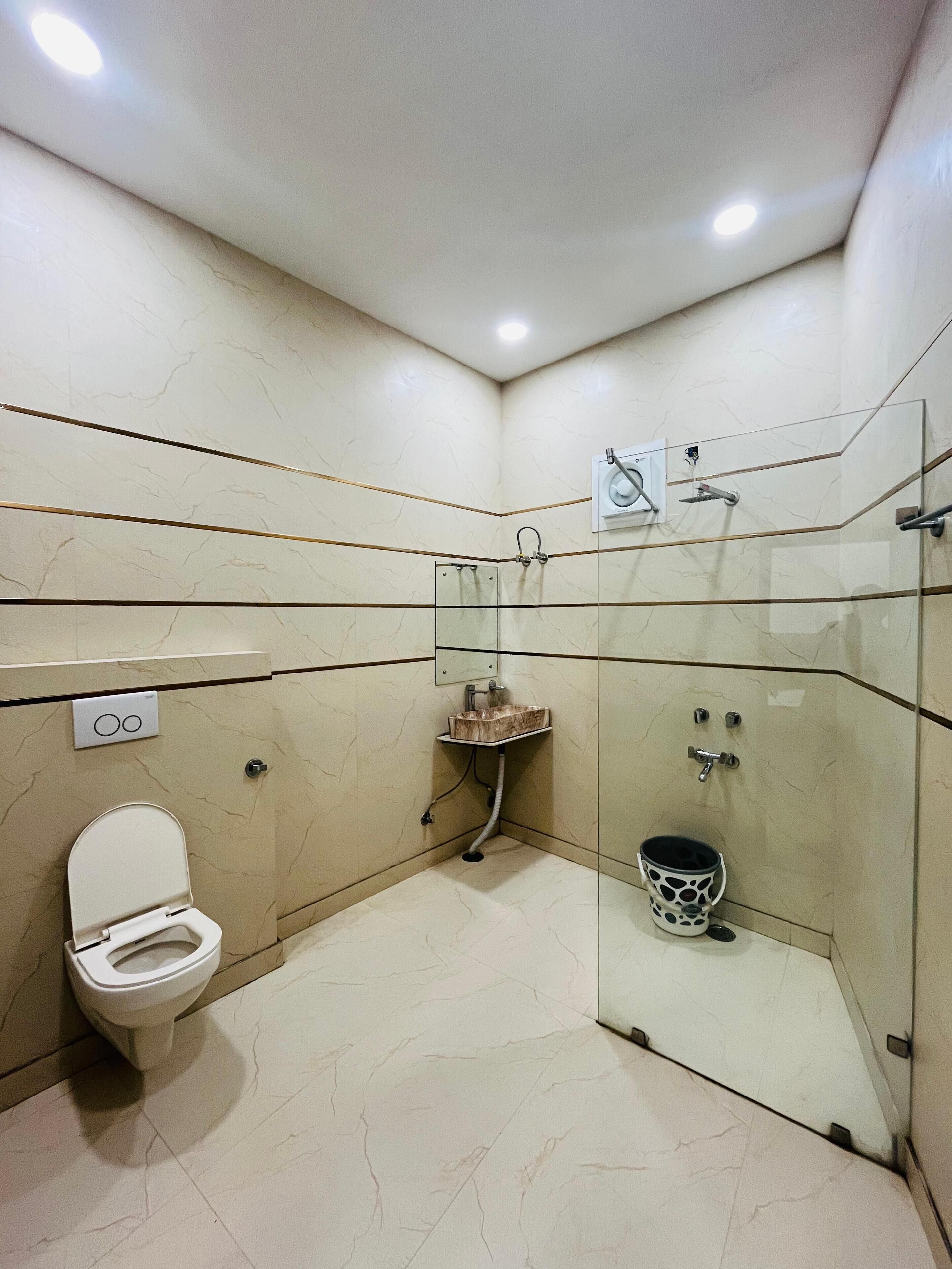 Deluxe Double Room | Bathroom | Slippers