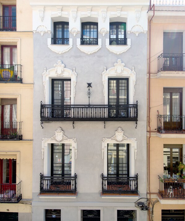 تفاصيل الفندق من الخارج