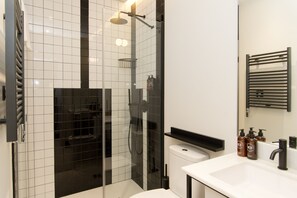 Shower, hair dryer, towels - Unique Design Apartament in Barrio Las Letras (Madrid)