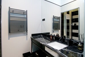 Shower, hair dryer, towels