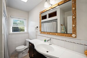 Sèche-cheveux, serviettes fournies, savon, shampoing