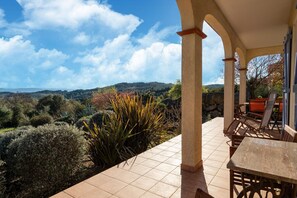 Outdoor dining - Tranquil holiday home with private pool (Felines-Minervois)