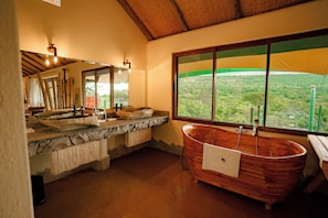 Family Room | Bathroom | Free toiletries, bathrobes, slippers, towels - Mara Enkaji (Maasai Mara)