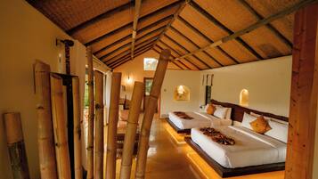 Habitación familiar | Baño | Artículos de higiene personal gratuitos, albornoces y zapatillas