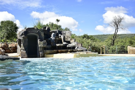Una piscina al aire libre. Mara Enkaji