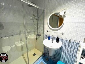 Shower, hair dryer, bidet, towels