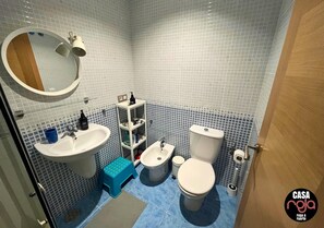 シャワー、ヘアドライヤー、ビデ、タオル