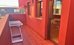 Outdoor dining - Casa Roja | Puerto del Rosario | 2 Bedrooms, Patio e Terrace (Puerto del Rosario)
