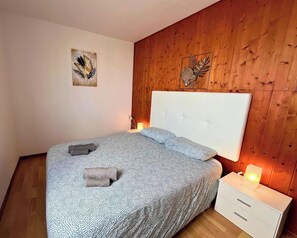 2 Schlafzimmer, Schreibtisch, Bügeleisen/Bügelbrett, kostenloses WLAN
