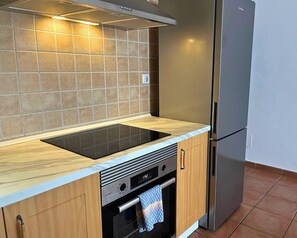 Fridge, microwave, oven, stovetop - Casa ALICIA [el cotillo] by 'Fuga A Fuerte' - Chalet a few steps from the beach (El Cotillo)