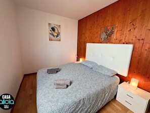2 makuuhuonetta, työpöytä, silitysrauta/-lauta, ilmainen Wi-Fi
