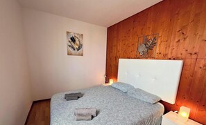 2 Schlafzimmer, Schreibtisch, Bügeleisen/Bügelbrett, kostenloses WLAN