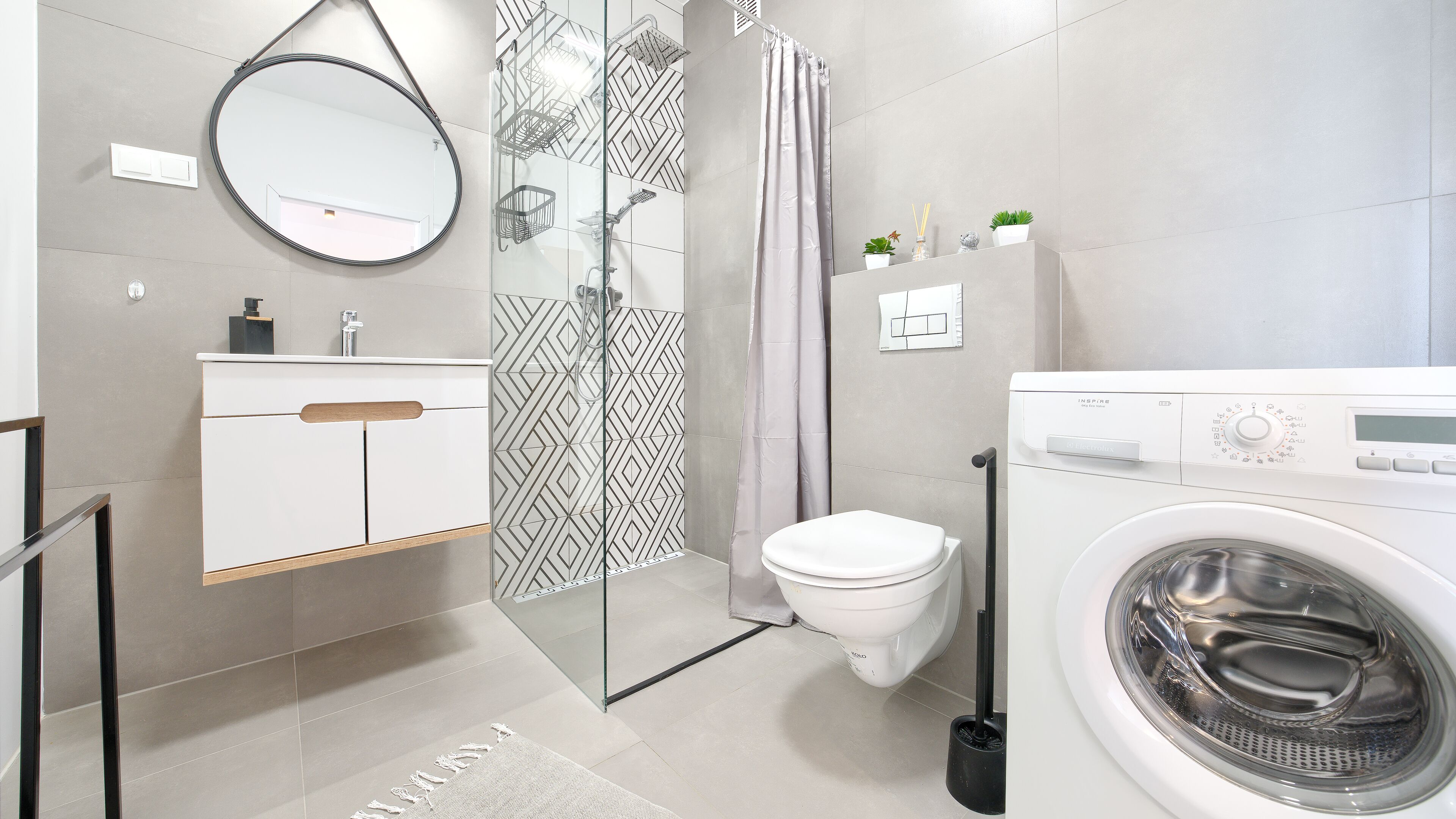 Apartment (5) | Bathroom | Shower, hair dryer, towels