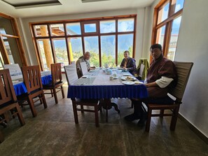 Desayuno continental (USD 7 por persona) 