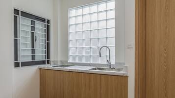 Studio | Private kitchen | Fridge, stovetop, electric kettle, cookware/dishes/utensils
