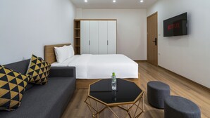 Studio | Desk, WiFi (free), bed sheets
