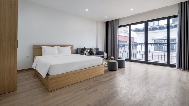 Panoramic Studio Suite | Desk, WiFi (free), bed sheets