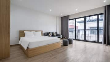 Panoramic Studio Suite | Desk, WiFi (free), bed sheets