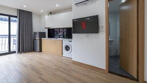 Panoramic Studio Suite | Private kitchen | Fridge, stovetop, electric kettle, cookware/dishes/utensils