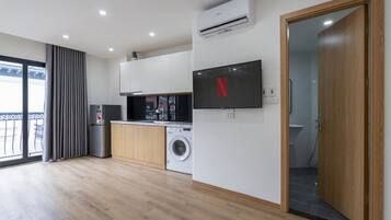 Panoramic Studio Suite | Private kitchen | Fridge, stovetop, electric kettle, cookware/dishes/utensils