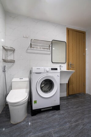 Bathroom - Casa Feliz Serviced Apartment (Hanoi)