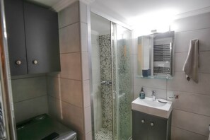 Apartment | Bathroom | Shower, free toiletries, towels, shampoo - Cozy Apartment in Pangrati  (Athens)