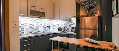 Appartement | Privékeuken | Een oven, een kookplaat, een espressoapparaat, een waterkoker