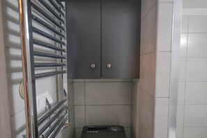 Appartement | Salle de bain | Douche, articles de toilette gratuits, serviettes fournies, shampoing