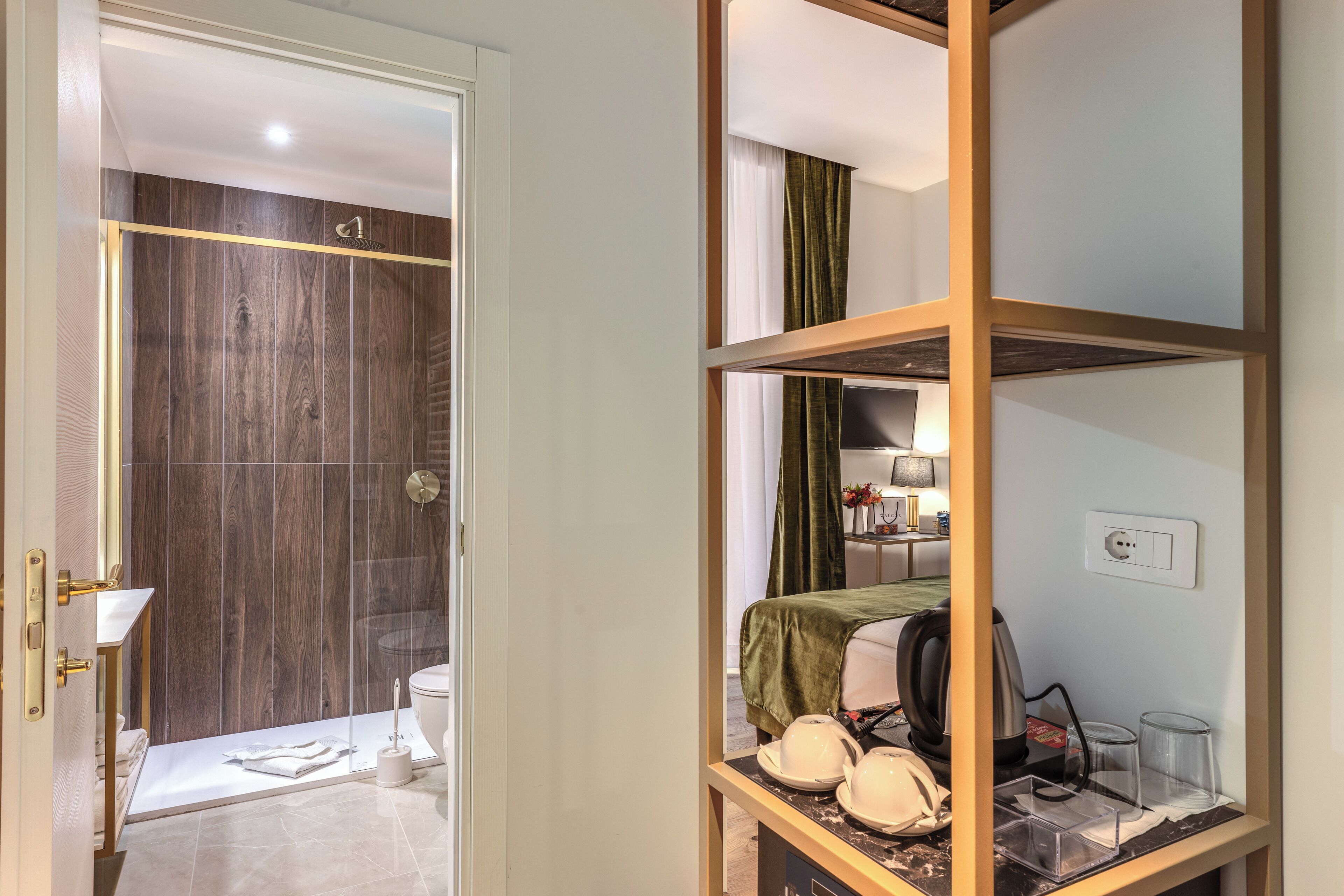 Deluxe Room | Down duvets, in-room safe, individually furnished, desk