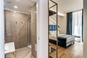 Superior-Zimmer, Stadtblick | Daunenbettdecken, Zimmersafe, individuell eingerichtet, Schreibtisch