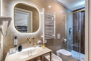 Superior Room, City View | Bathroom | Shower, rainfall showerhead, free toiletries, hair dryer - Goldoni 47 (Rome)